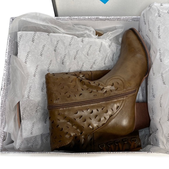 NIB Wanted Brown Heeled Knee Boot Side Zip Laser Cut-out Laced Back Faux Leather - Picture 9 of 10